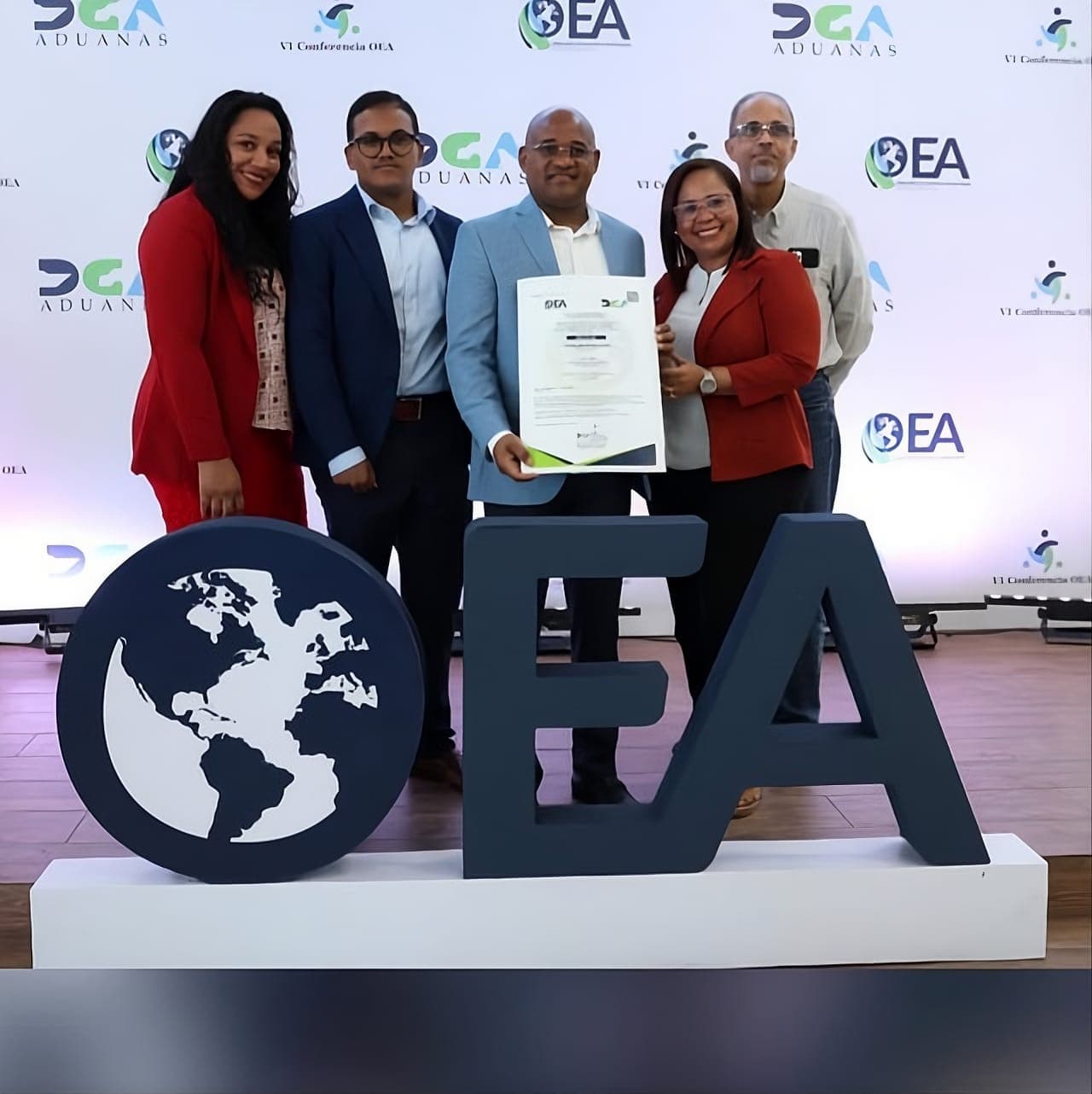 Equipo de GRS Bearings & Truck recibiendo la certificación OEA-RD de la Dirección General de Aduanas