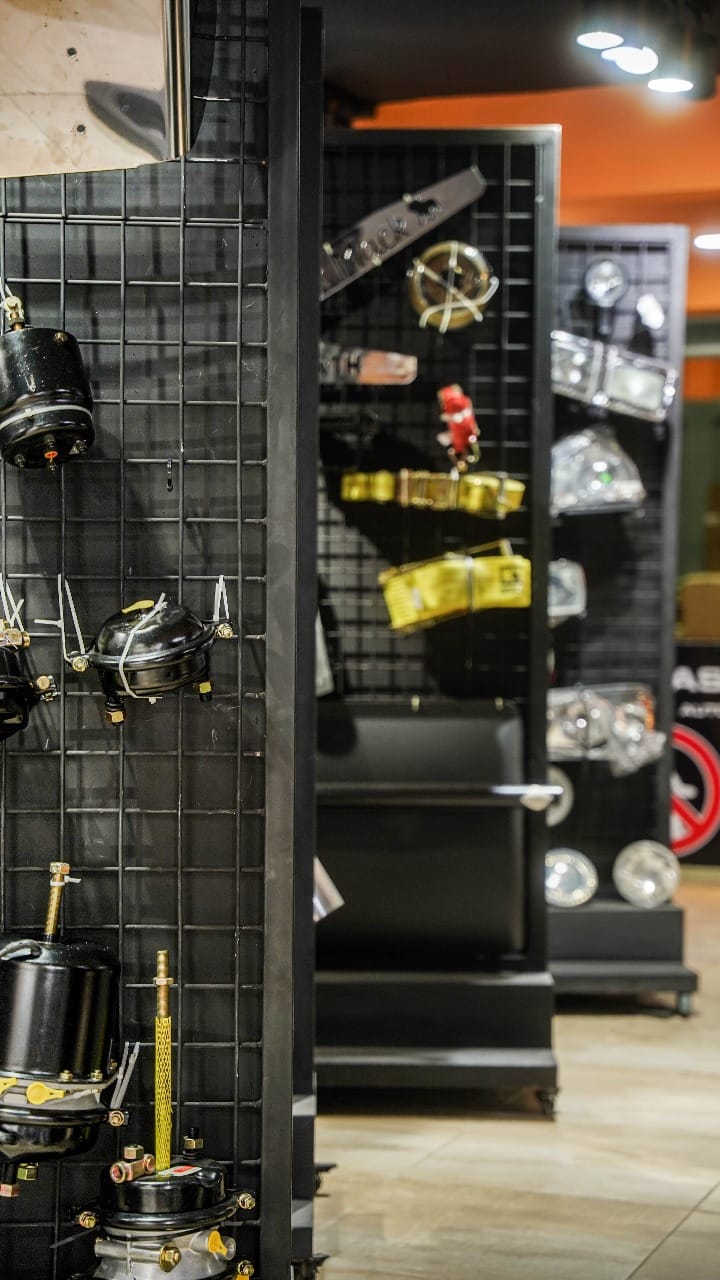 Showroom GRS — cámaras de freno y faroles